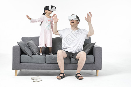 电子玩具爸爸和女儿在沙发上玩vr背景