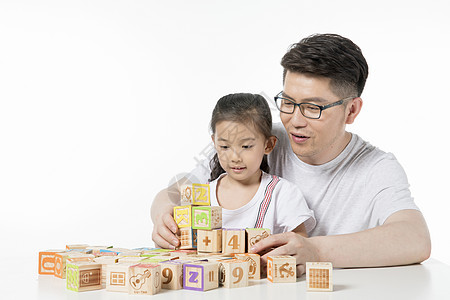 爸爸陪女儿玩积木图片