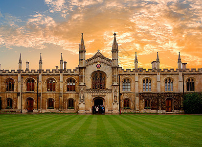 夕阳下的剑桥大学背景图片