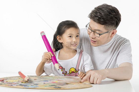 父亲和女儿一起画画图片