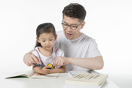 和爸爸一起学习父亲和女儿一起做功课写字背景