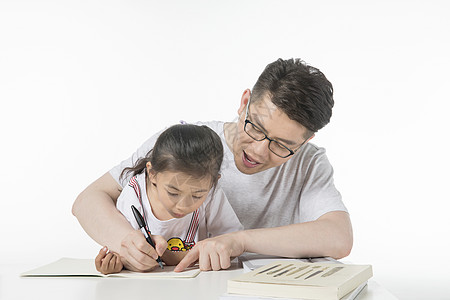 父亲和女儿一起做功课写字图片
