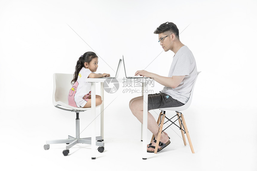 父亲和女儿自顾自打电脑图片