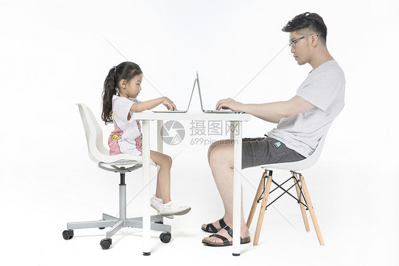 父亲和女儿自顾自打电脑图片