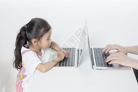 电脑前学习的女孩背景图片