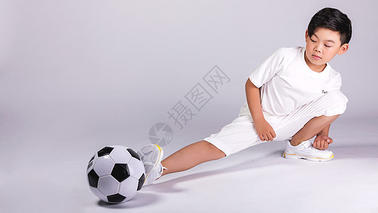 男孩子踢足球背景图片