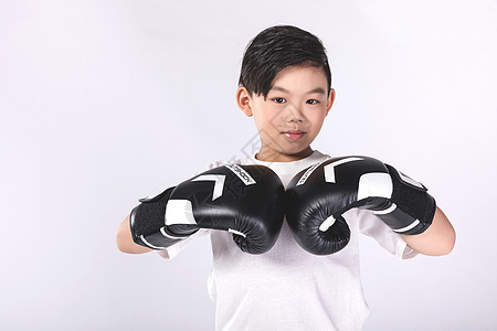 男孩子戴着拳击手套背景图片