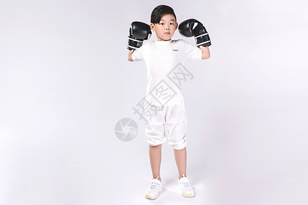 男孩子戴着拳击手套背景图片