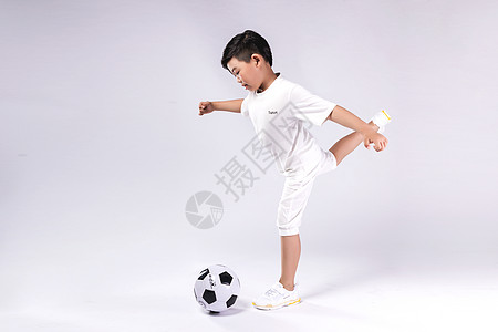 少年白男孩子踢足球背景