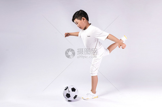 男孩子踢足球图片