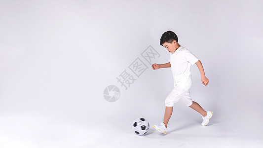 卡通踢足球少年男孩子踢足球背景