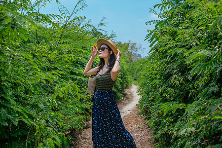 戴太阳帽女孩戴草帽的女孩背景