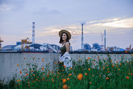 戴草帽的江边女孩高清图片