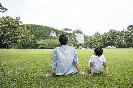 父子公园踏青图片