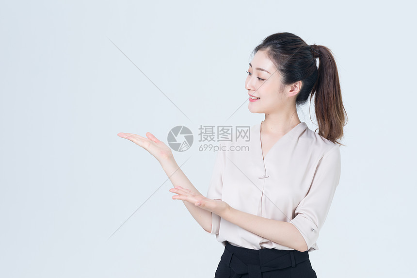 商务女性展示动作图片