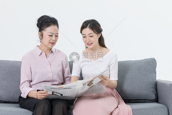 母女看报纸图片