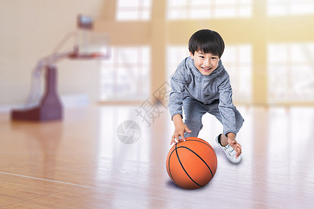 小孩打篮球图片