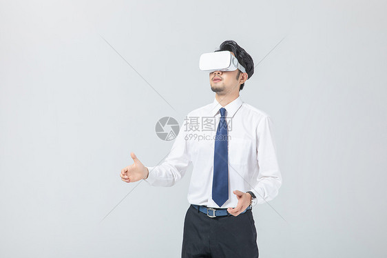 商务男性使用Vr眼镜图片