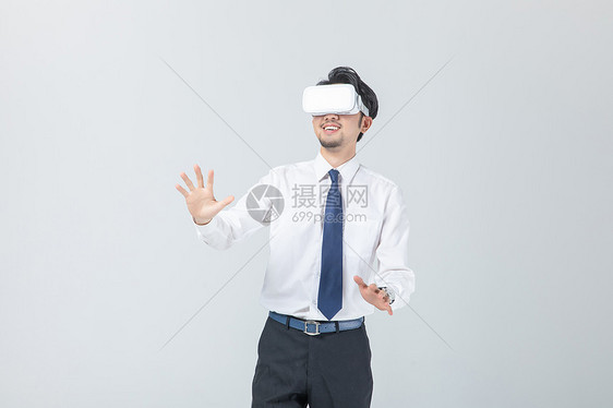 商务男性使用Vr眼镜图片