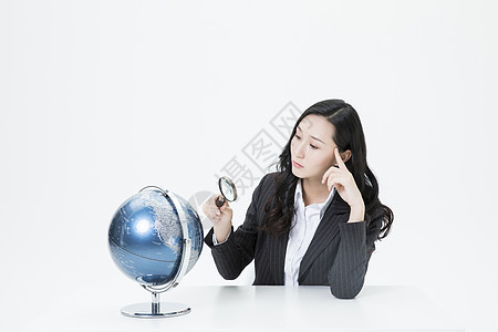 商务女性观察地球仪背景图片