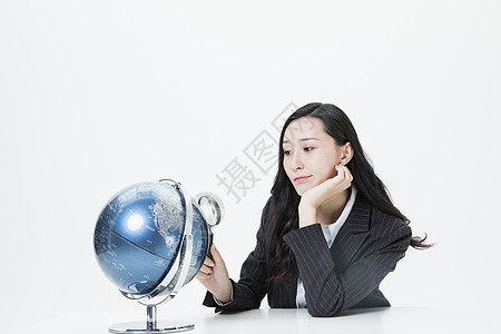 商务人士图标商务女性观察地球仪背景
