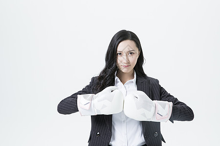 商务女性戴着拳击手套图片