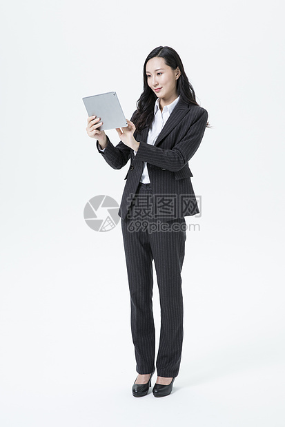 商务女性拿着平板电脑图片