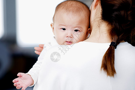 妈妈怀抱婴儿图片