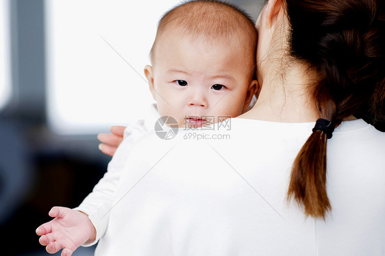 妈妈怀抱婴儿图片