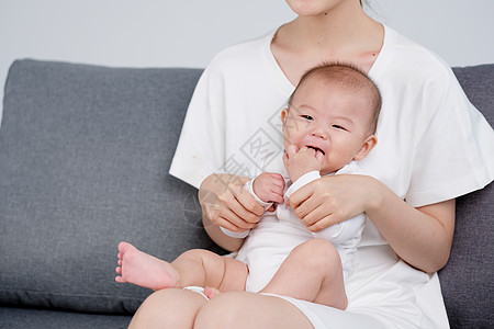 妈妈怀抱婴儿图片