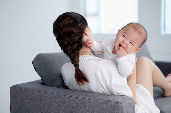 妈妈怀抱婴儿图片