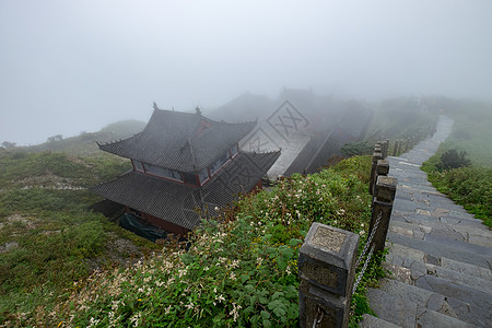 大雾中的贵州梵净山寺庙高清图片