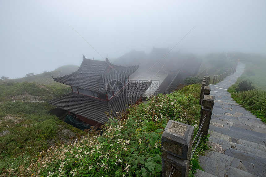 大雾中的贵州梵净山寺庙图片