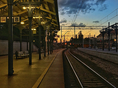 欧洲波兰露天火车站台图片
