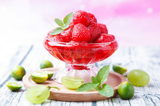 冰糖草莓图片