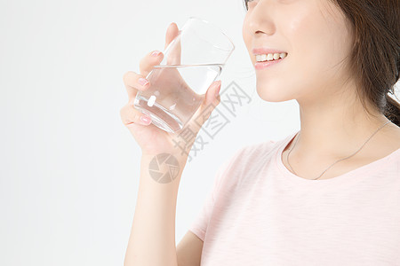 居家女性喝水健康图片