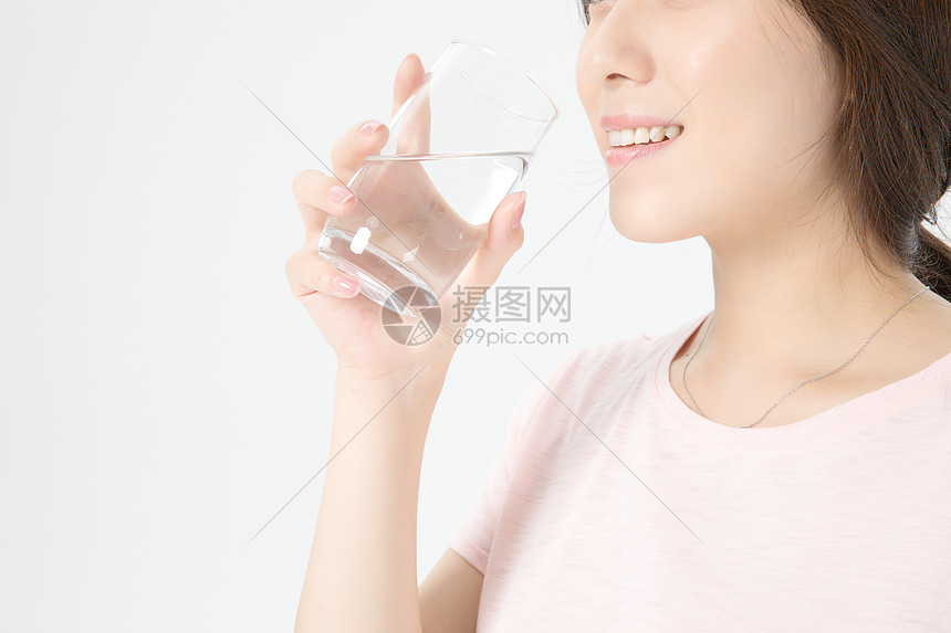 居家女性喝水健康图片