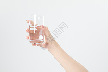 手拿水杯饮水一杯水高清图片
