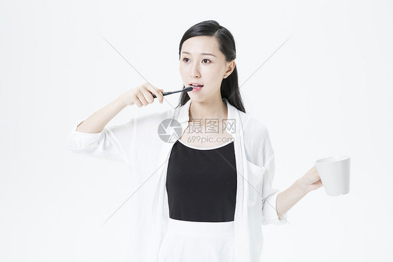 居家女性刷牙图片