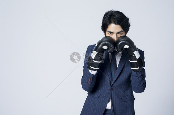 西装商务男士拳击力量图片