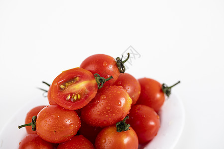 白色背景上的小番茄图片
