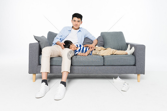 沙发上爸爸陪着儿子睡觉图片