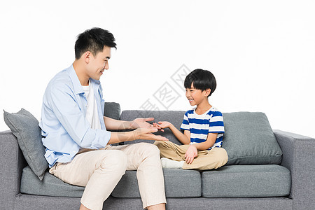 沙发上父子玩游戏图片