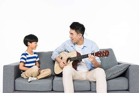 音乐儿童沙发上父子弹吉它背景