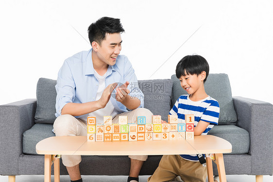 沙发上父子玩积木图片