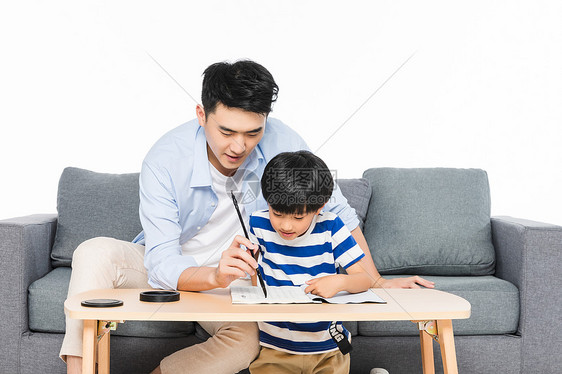 沙发上父亲教孩子写毛笔字图片