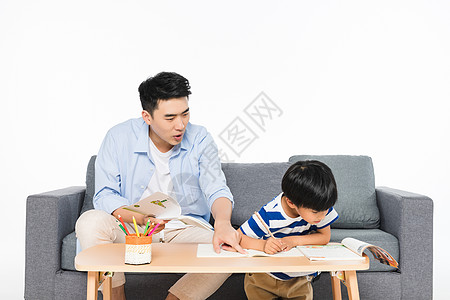 孩子与书沙发上父亲辅导孩子写作业背景