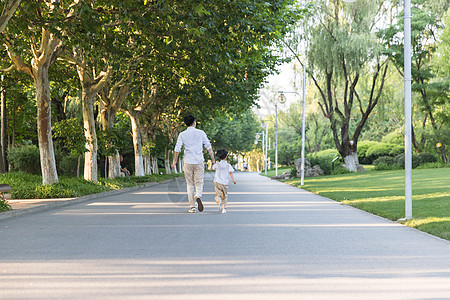 父子牵手奔跑公园里父子牵手跑步背影背景