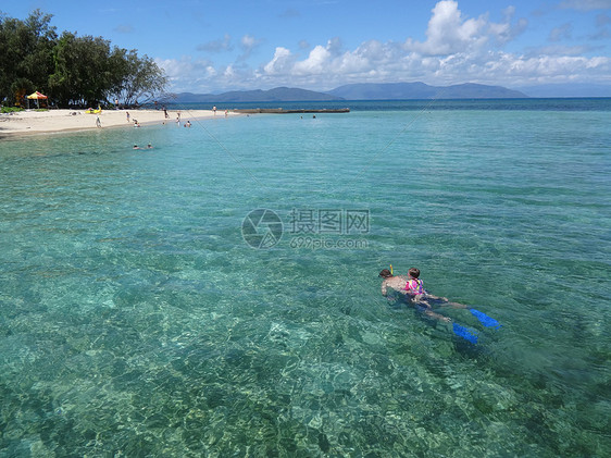 澳洲大堡礁骑着爸爸去玩水图片