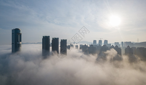 平流雾下的高楼图片